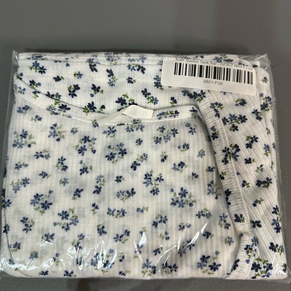 P.S. Kate white and blue floral feminine tank with pocket. Size 2X - Picture 10 of 10